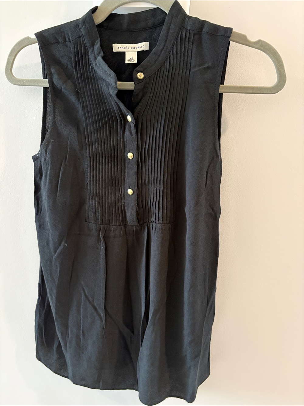 Banana Republic Black Sleeveless Pintuck Front Blouse